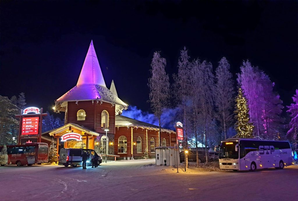 Bussiretkellä Joulupukinkylässä Rovaniemellä